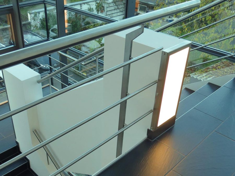 LED-Flächenlicht flächenbündig eingefasst mittels V2A-Rahmen